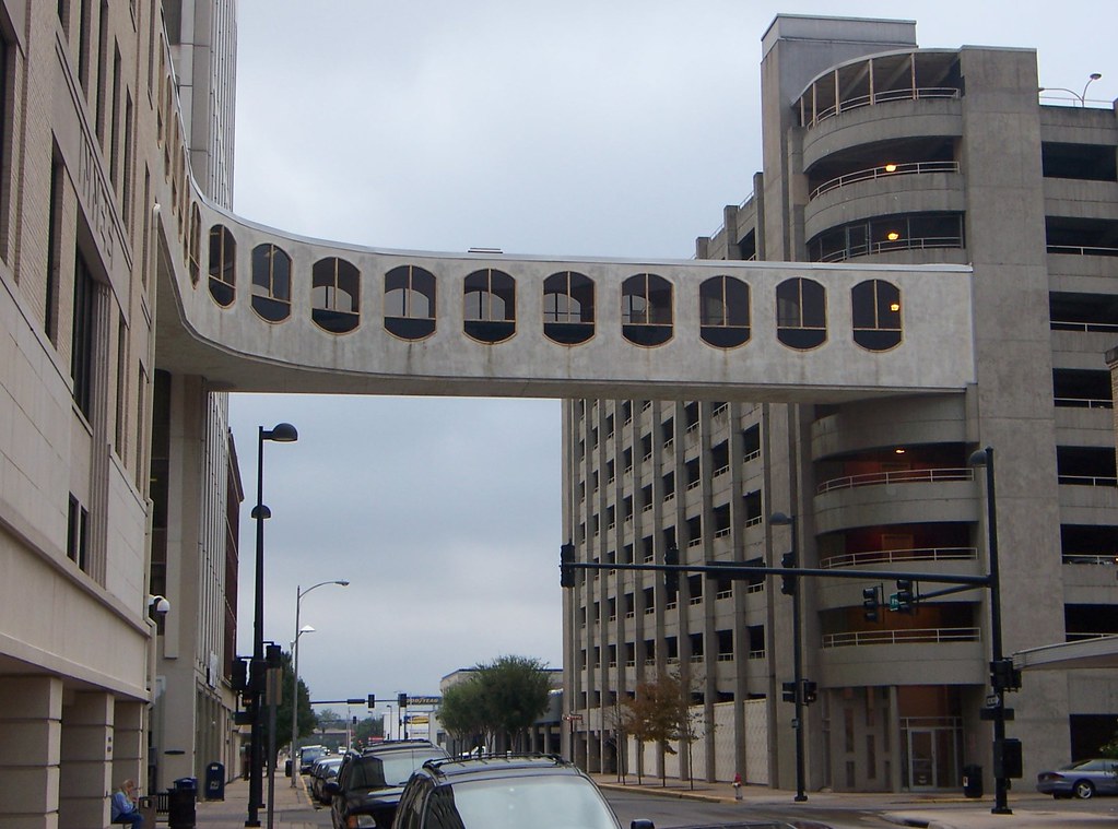 Wichita, KS Bridge from parking structure to the old Innes… Flickr