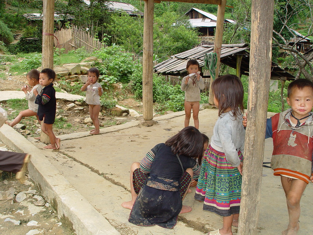 Hmong's "Pre-School" | These Hmong's children in the yard wi… | Flickr