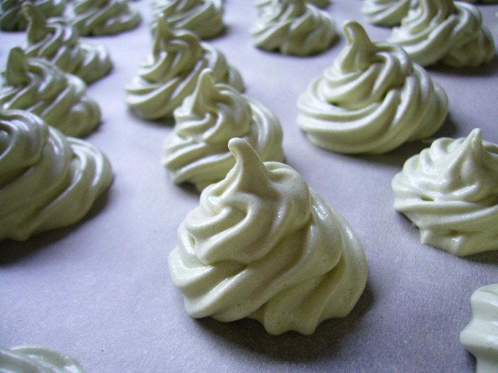 Green tea meringue kisses Meringue kisses with matcha powd… Flickr