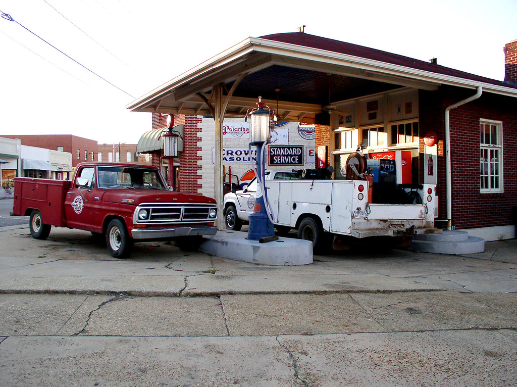 WHEN SERVICE STATIONS WERE SERVICE STATIONS Located on US … Flickr