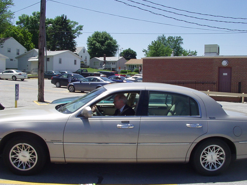 The Warren Buffetmobile Yay for Lincoln Town Cars. Warren… Flickr