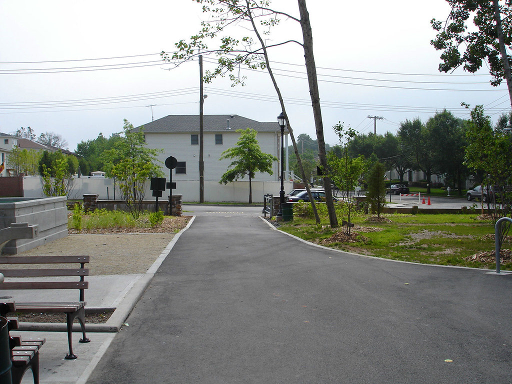 Bloomingdale Park One of the many entrances into Bloomingd… Flickr