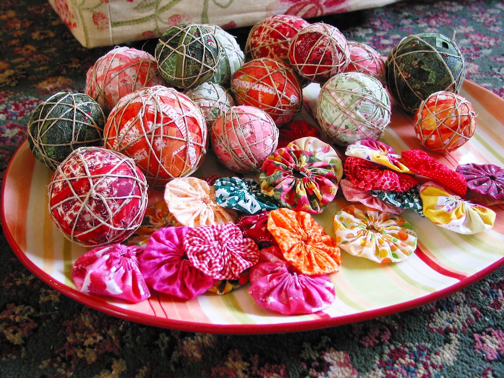 Fabric balls and yoyos Great projects for little fabric sc… Flickr