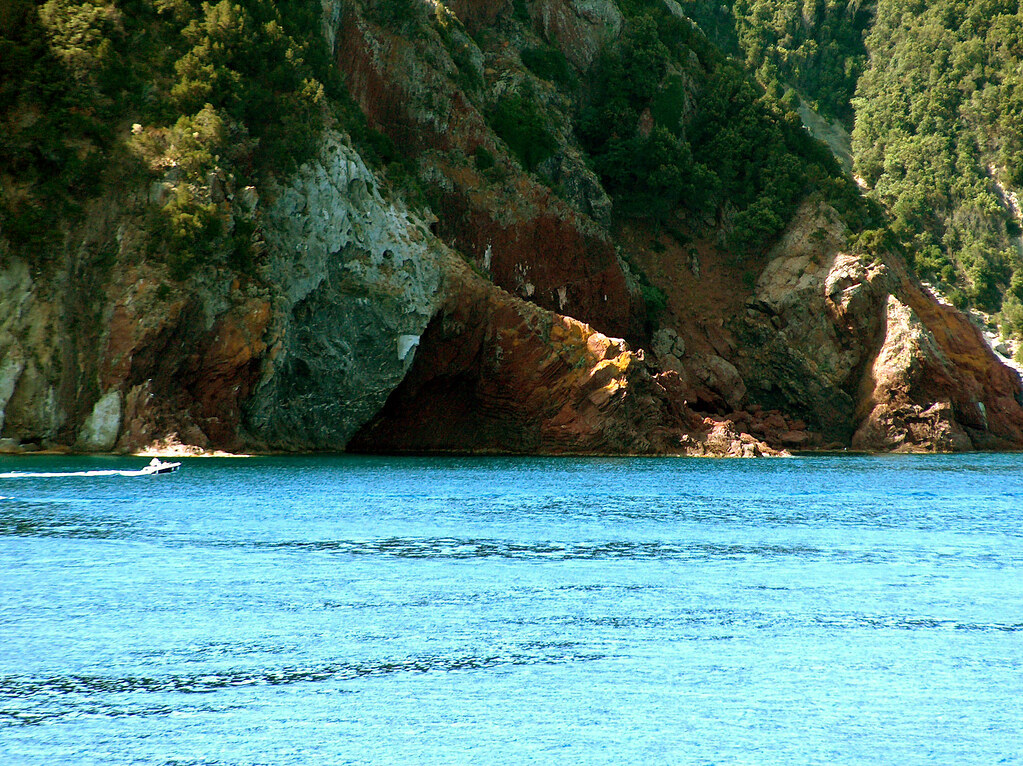 Elba's cave Isola d'Elba grotta naturale lungo la costa … Renzo Ferrante Flickr