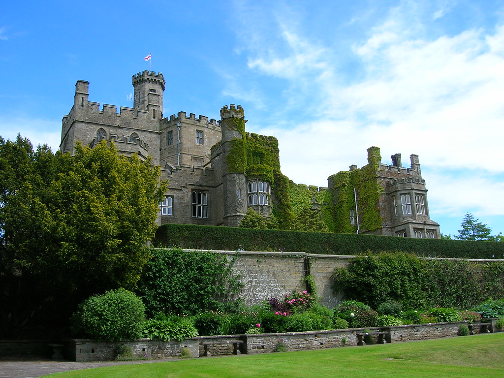 Hornby Castle Not a bad place to live. Dave Martin Flickr