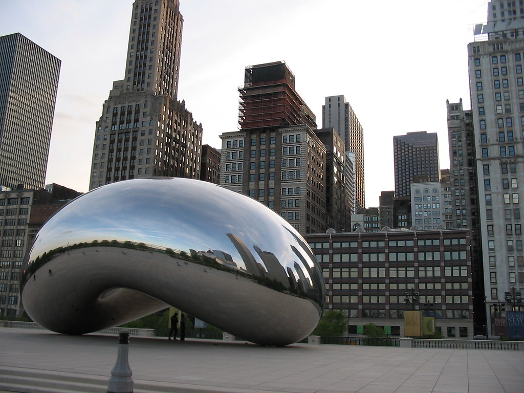 chicago sculpture a giant chrome jelly bean thing in chica