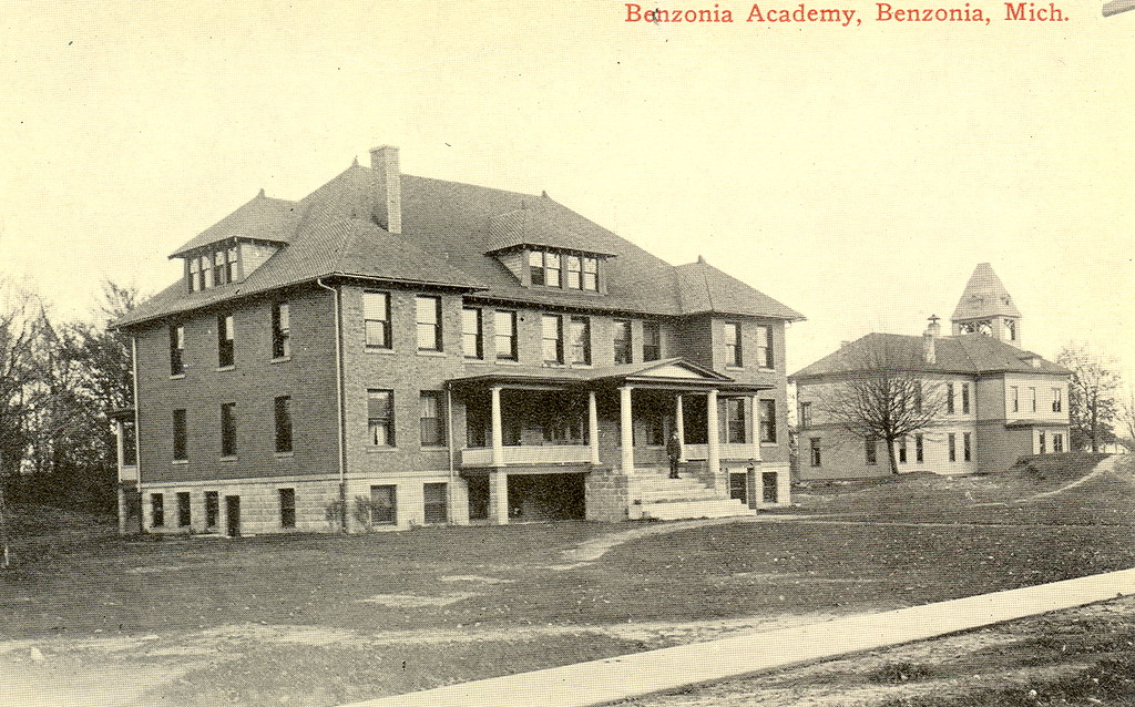 Benzie Benzonia Academy and Mills Cottage Benzonia Academy… Flickr