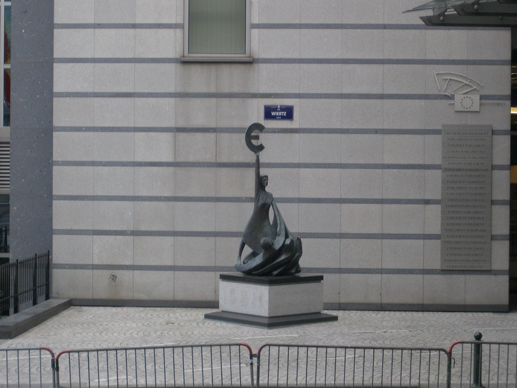 Eu statue (Brussels) A statue with a Euro logo CyaxaresII Flickr