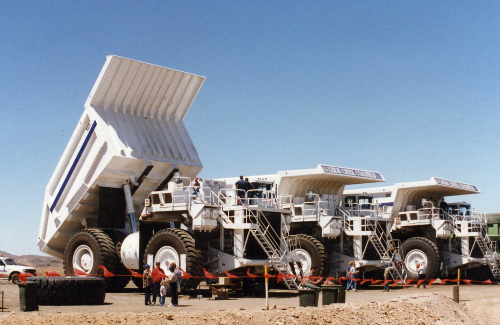 " UNIT RIGS " 0014 These dump trucks are at Leigh creek co… Flickr