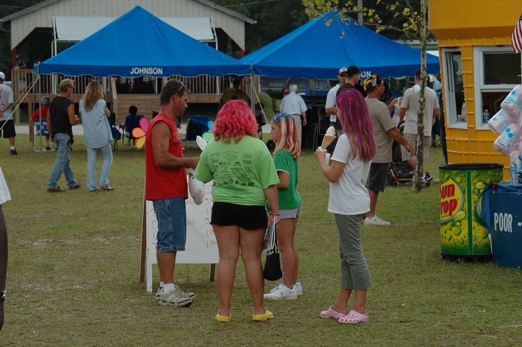 Sneads Ferry Shrimp Festival 2007 328.jpg Alan Sterling Flickr