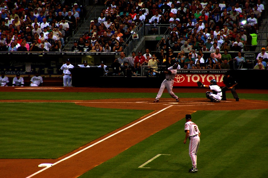 BondsHit755_84.jpg Barry Bonds hits homerun 755 to tie Ha… Flickr