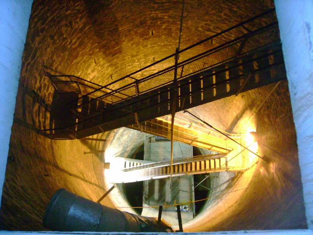 DSC04804 Looking down the Largest Hand Dug Well in Greensb… Flickr