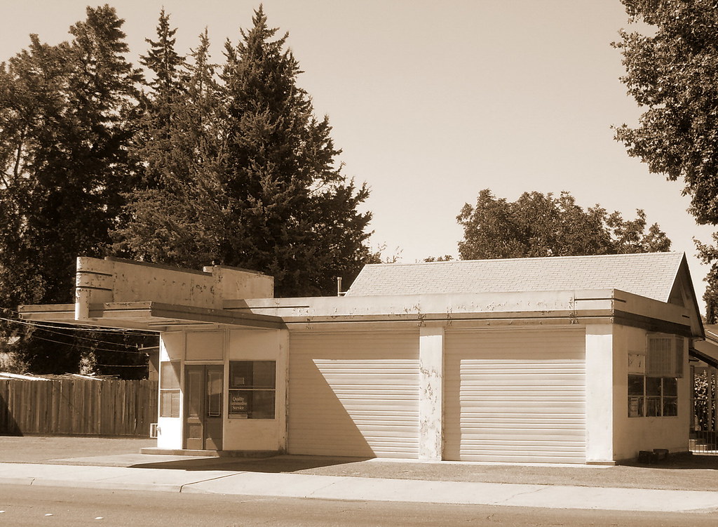 Art Deco Gas Station Located on Needham, in Modesto. J.L. Ordaz