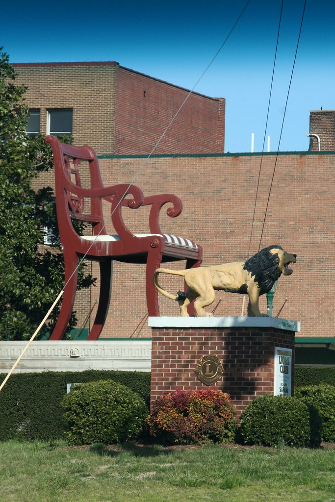 Downtown Thomasville, NC the big chair...thomasville is kn… Flickr