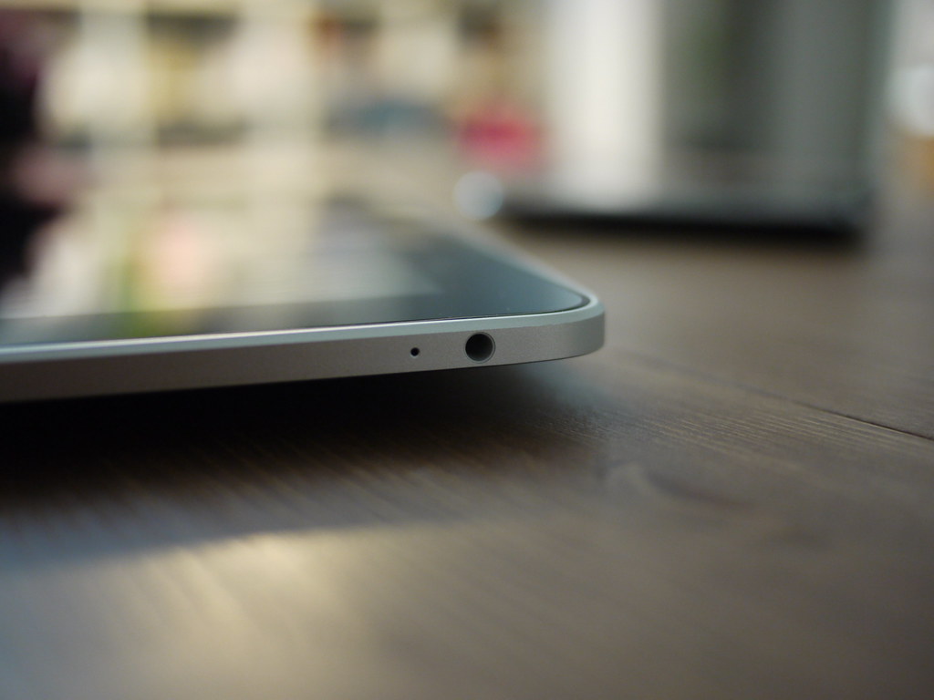 iPad Headphone Plug and Mic I guess the small hole is the … Flickr