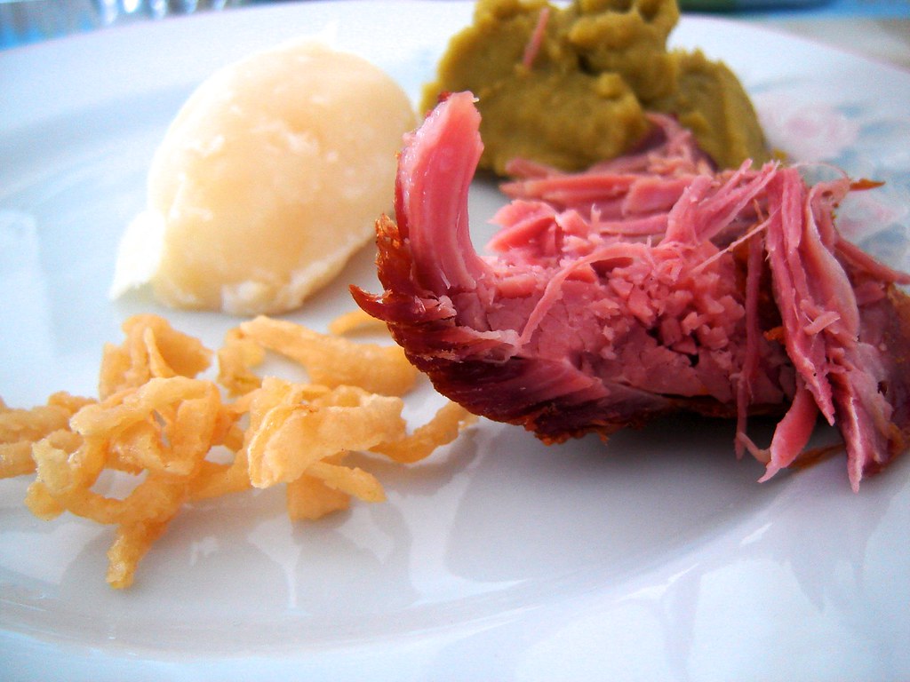 Joelho de porco, purê de ervilhas, batata e cebola frita Flickr