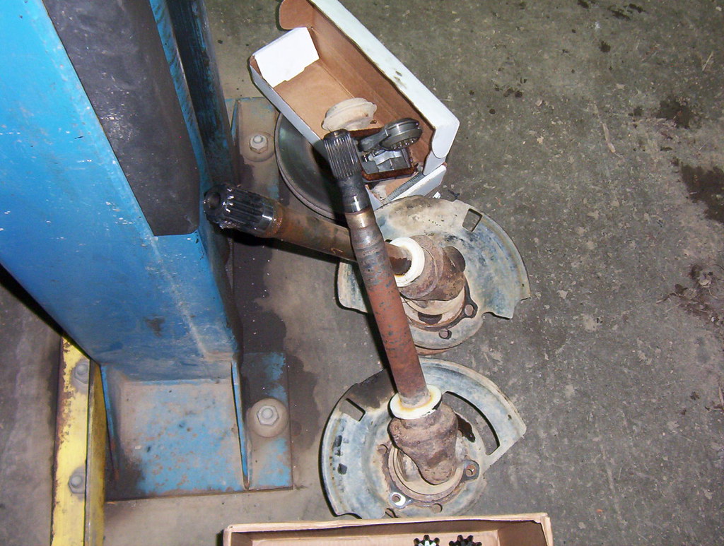 Front Axle Shafts, Hubs, Shift Fork and Accuator sportsman500ho2003