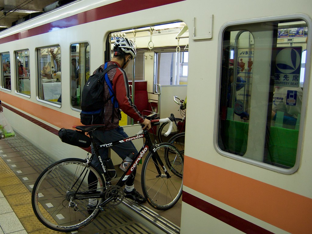 DSC_6045 自転車はそのままで列車にもちこめます． 列車はこのイベントで貸し切りです． Hiroki ONO Flickr