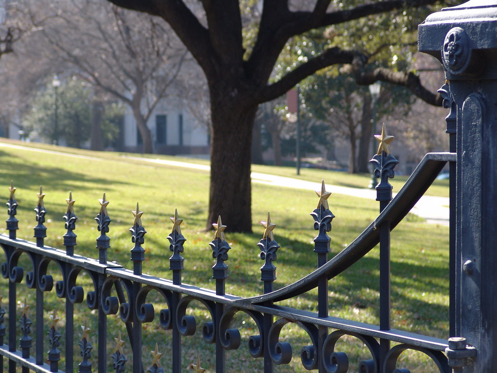 Texas Capitol Fence Stars on a fence around the Texas Capi… Flickr