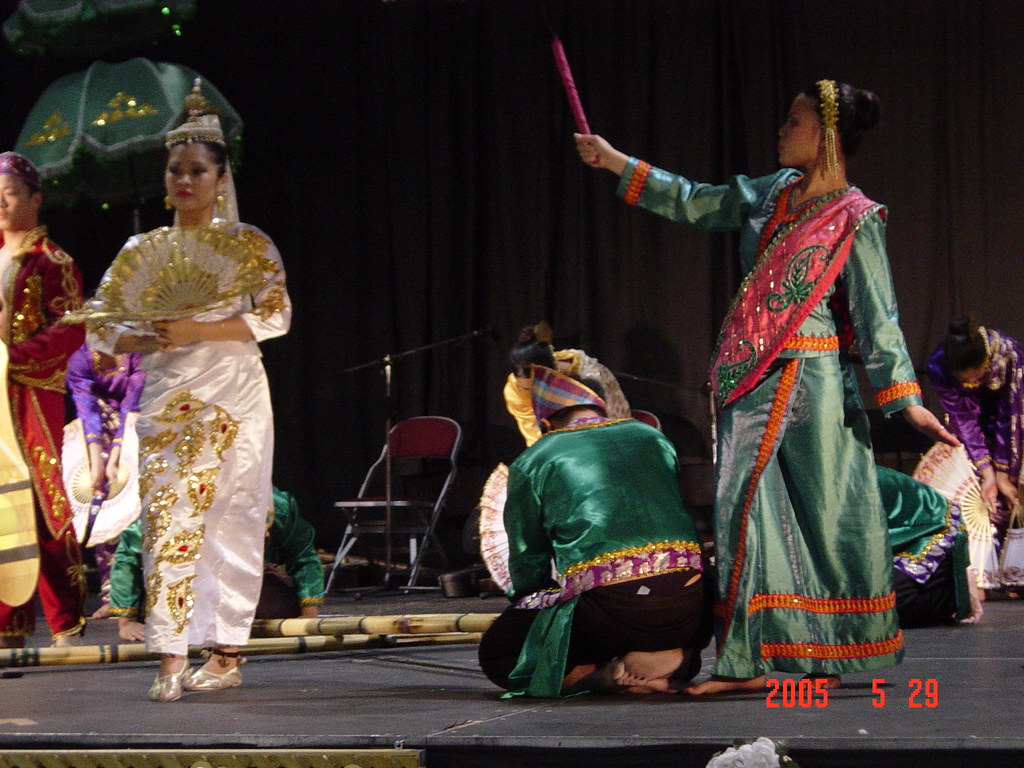 DSC07428 A live display of Philippine folk dancing during … Flickr
