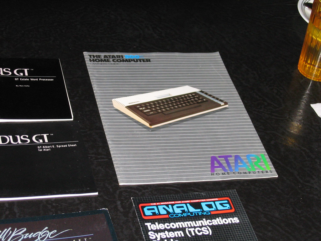 Atari 800XL computer manual. A 1980sera user's manual for… Flickr