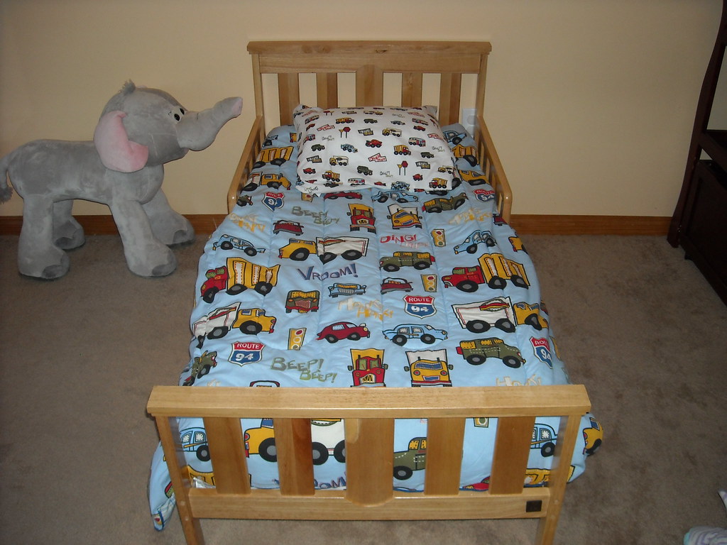 Matthew's bed Matthew's first toddler bed. alrescate3 Flickr