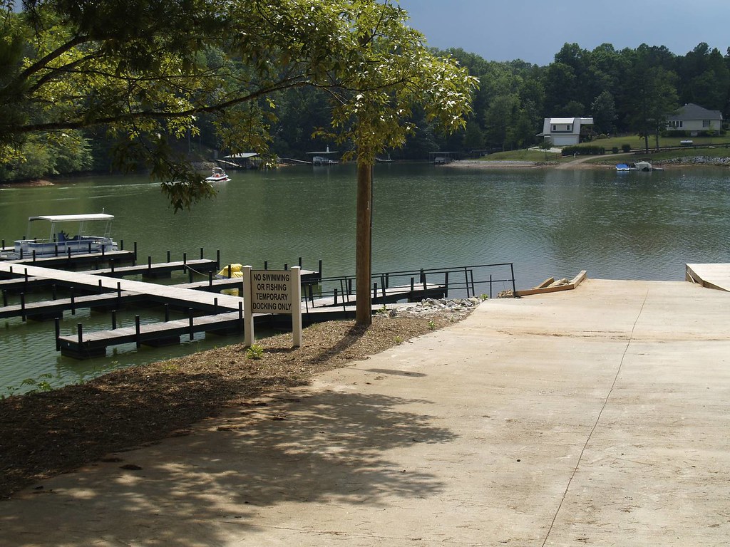 Lake Keowee A view of the boat ramp and slips at Water's E… Flickr