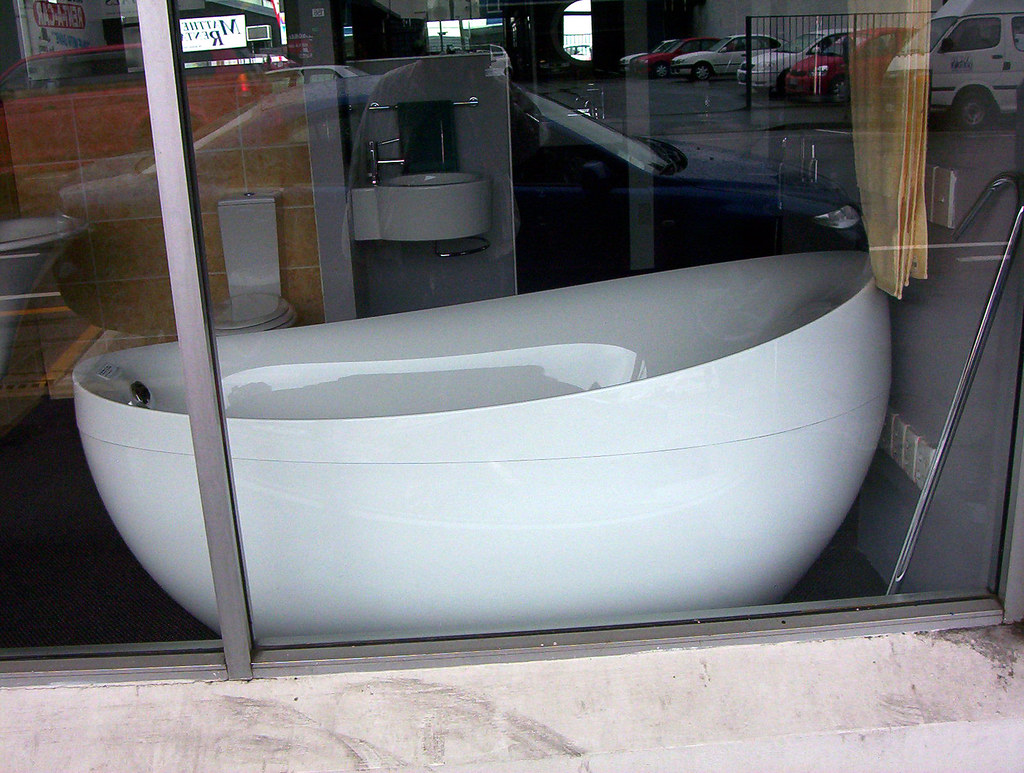 Bath for sale This bath was on display for sale in a store… Flickr