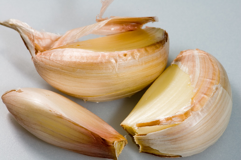 Garlic Cloves of garlic with the skin partially removed on… Flickr