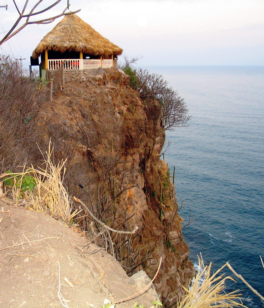 El Zonte_Rancho Playa sobre carretera del Litoral salvador… Mario