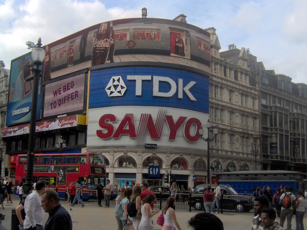 Piccadilly Circus The famous Piccadilly Circus signs Chris Hearn