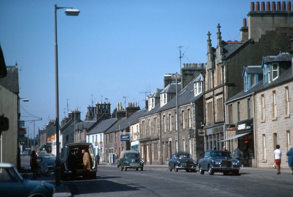 High Street, Auchterarder (1973) Signs Shell, Cleveland, … Flickr