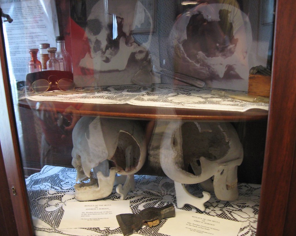 borden skulls And assorted paraphernalia. mo pie Flickr