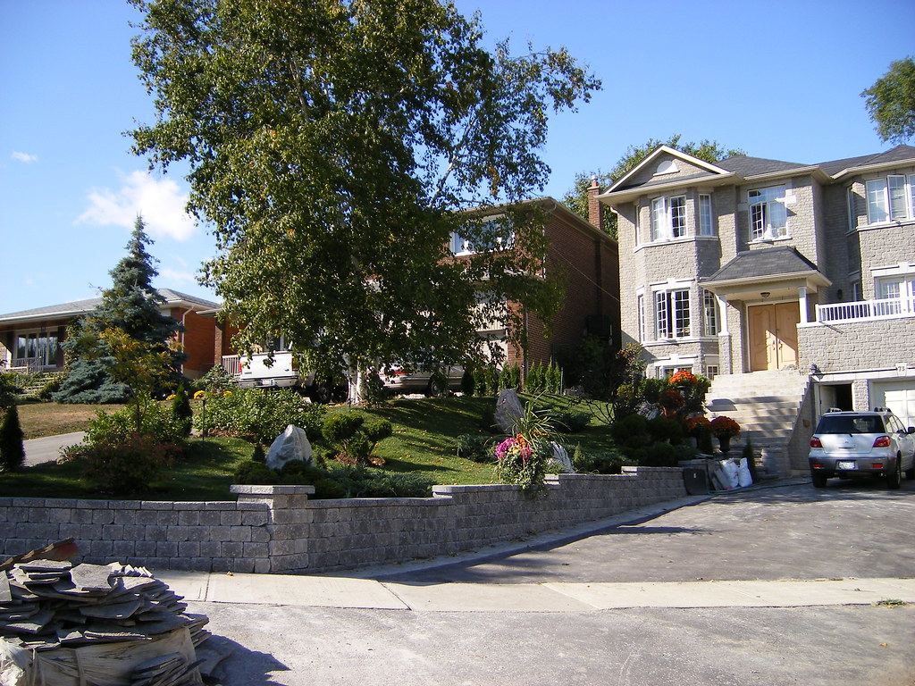 Bonnyview Drive & next door 004 69 Wall note new Oak Doors… Flickr