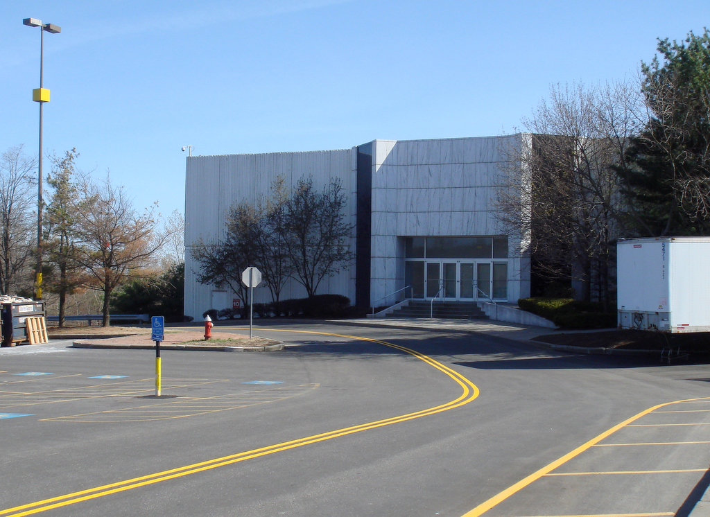Vacant Lord & Taylor; Holyoke, MA The Caldor Rainbow Flickr