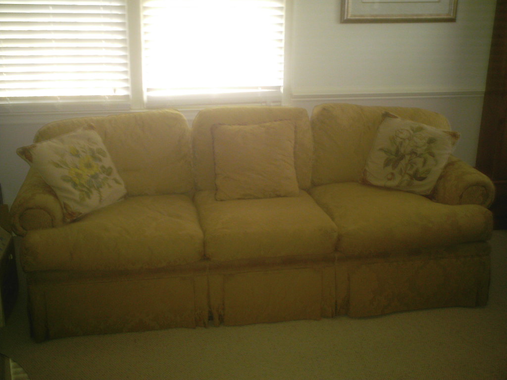 Gold Damask Print Sofa 450 Excellent Condition. Very co… Flickr