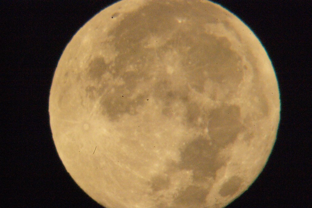 Moon with the spotting scope The full moon is very difficu… Flickr