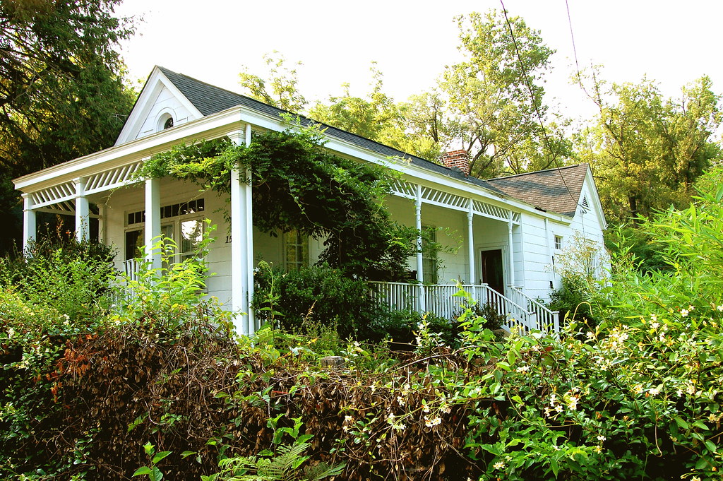 1524 Carlisle Avenue A unique cottage with a wrapping galé… Flickr