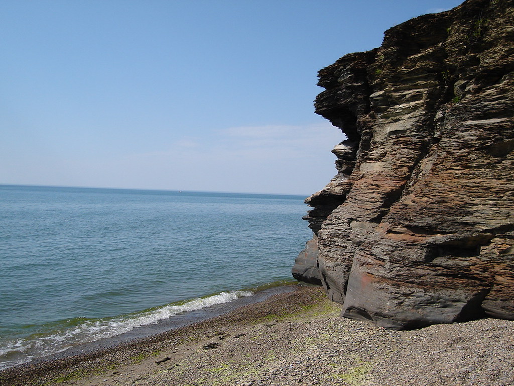 Lake Erie Dunkirk, NY Cliffs on the beach near Point Gra… Flickr