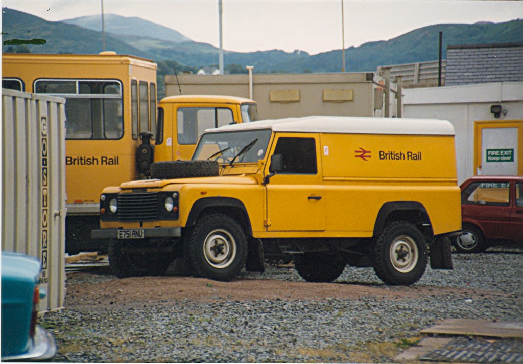 E751ANU Land Rover Defender 110 van of Bangor civil engine… Flickr