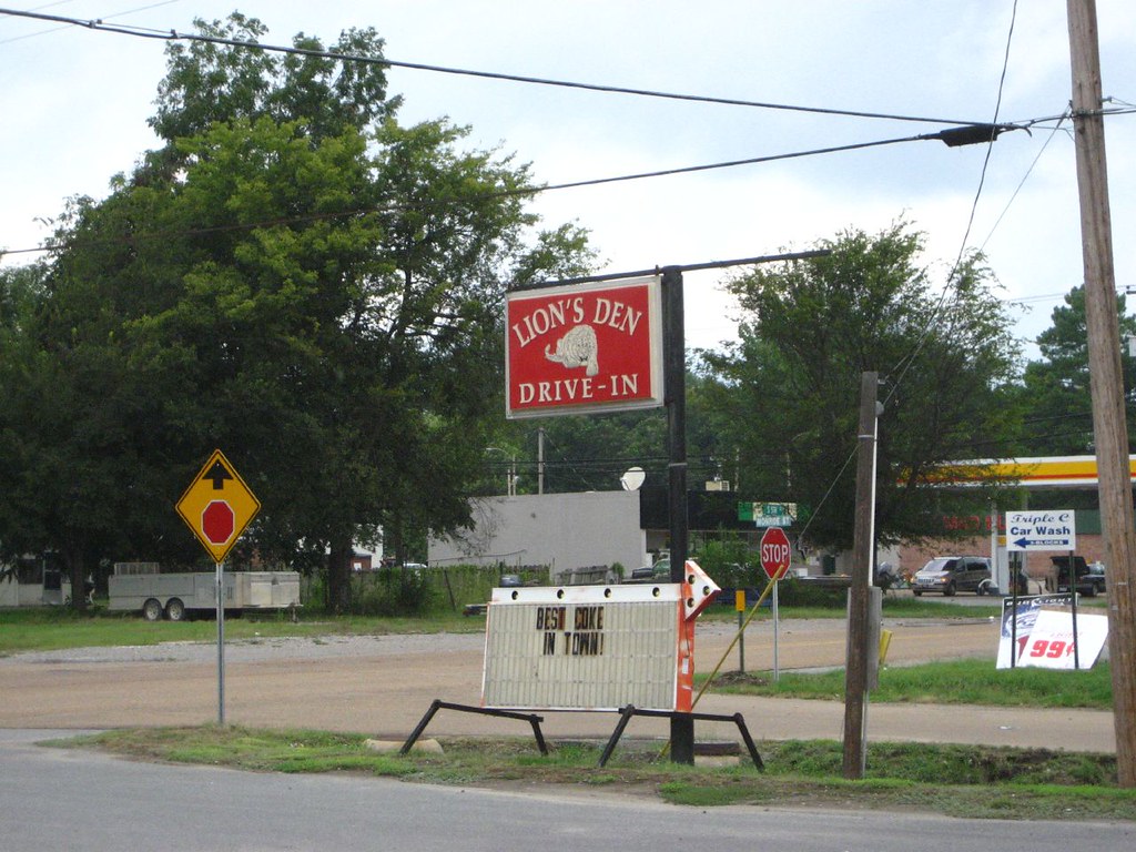 Lion's Den Clarendon, AR This is walkup window place whe… Flickr
