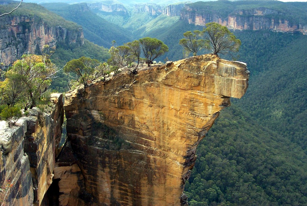 Blue Mts Hanging Rock Hanging Rock is situated above