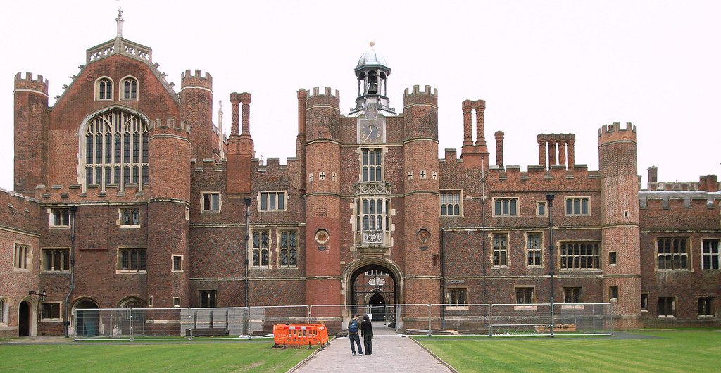Hampton Court Hampton Court. View of Anne Boleyn's Gateway… Flickr