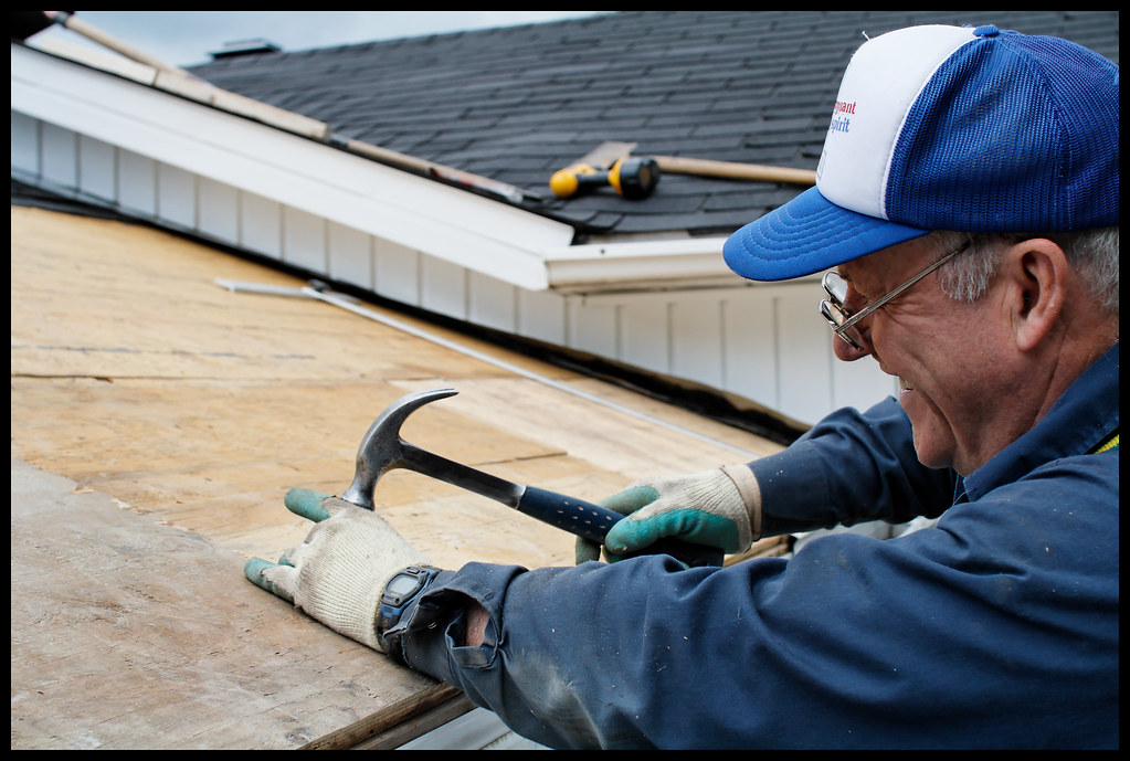 Gérald répare le toit JeanPierre Lavoie Flickr