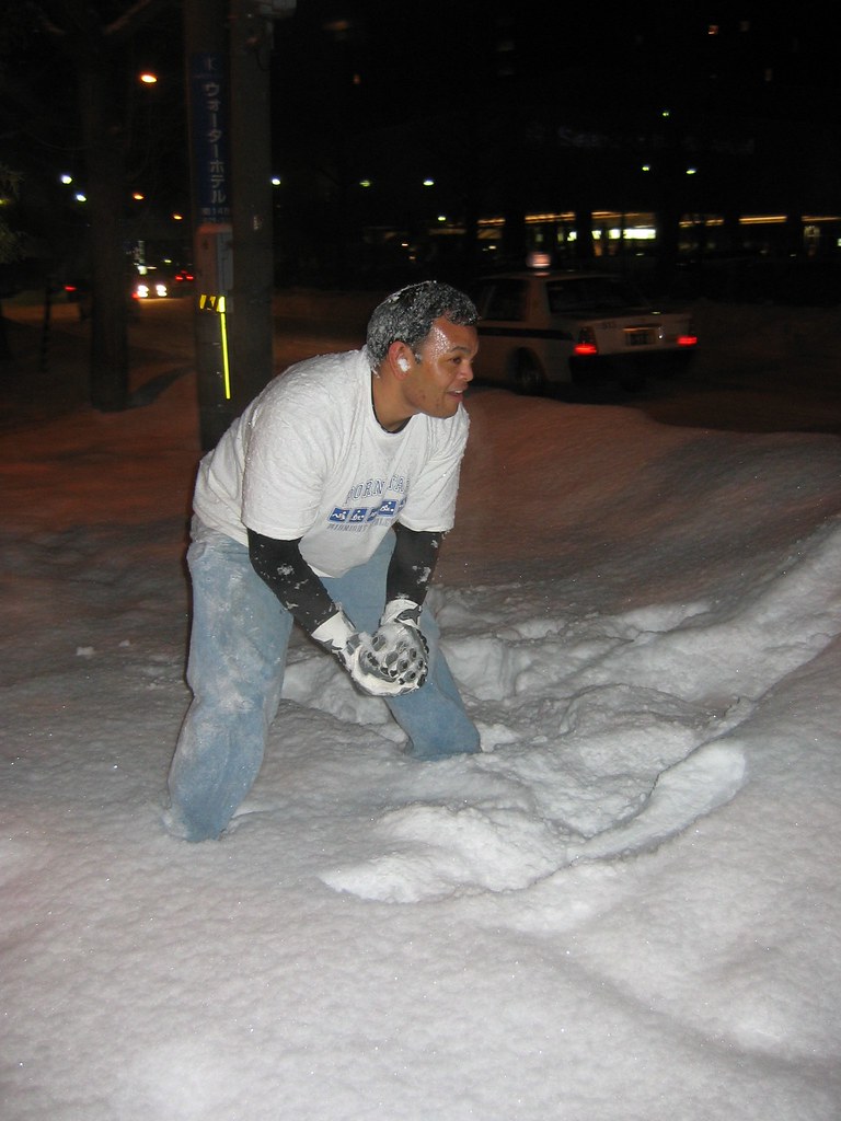 Carl playing in the snow, without a coat Lien Flickr