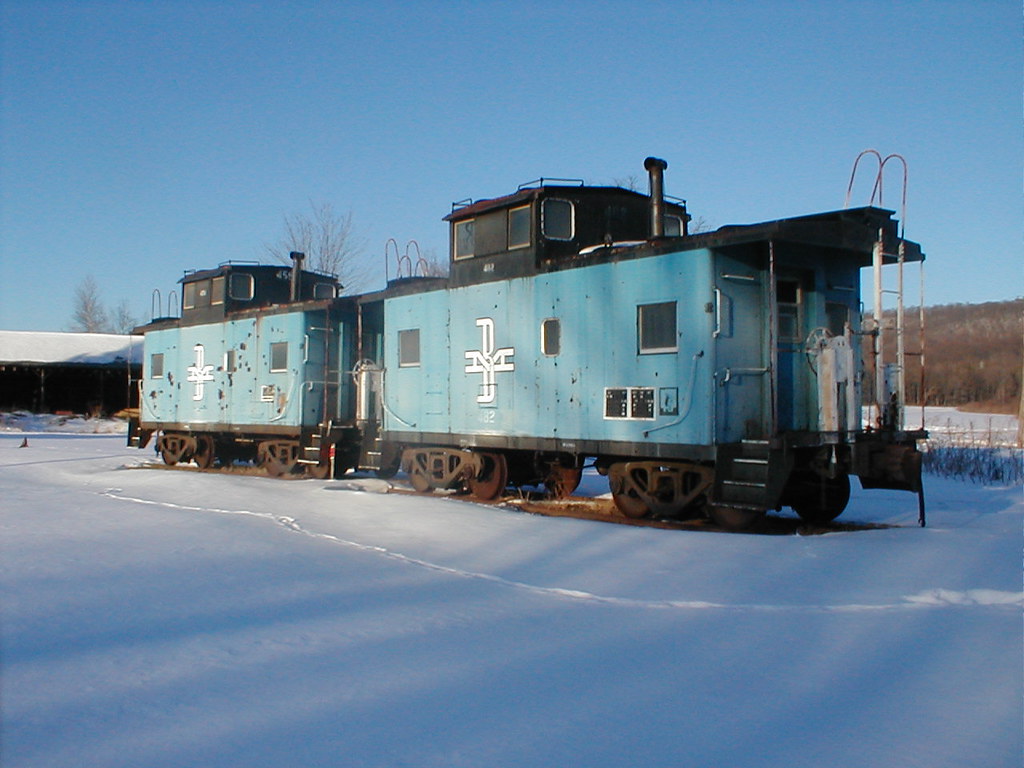 Boston & Maine Cabooses Deerfield, Mass B&M 450 (left) B&M… Flickr
