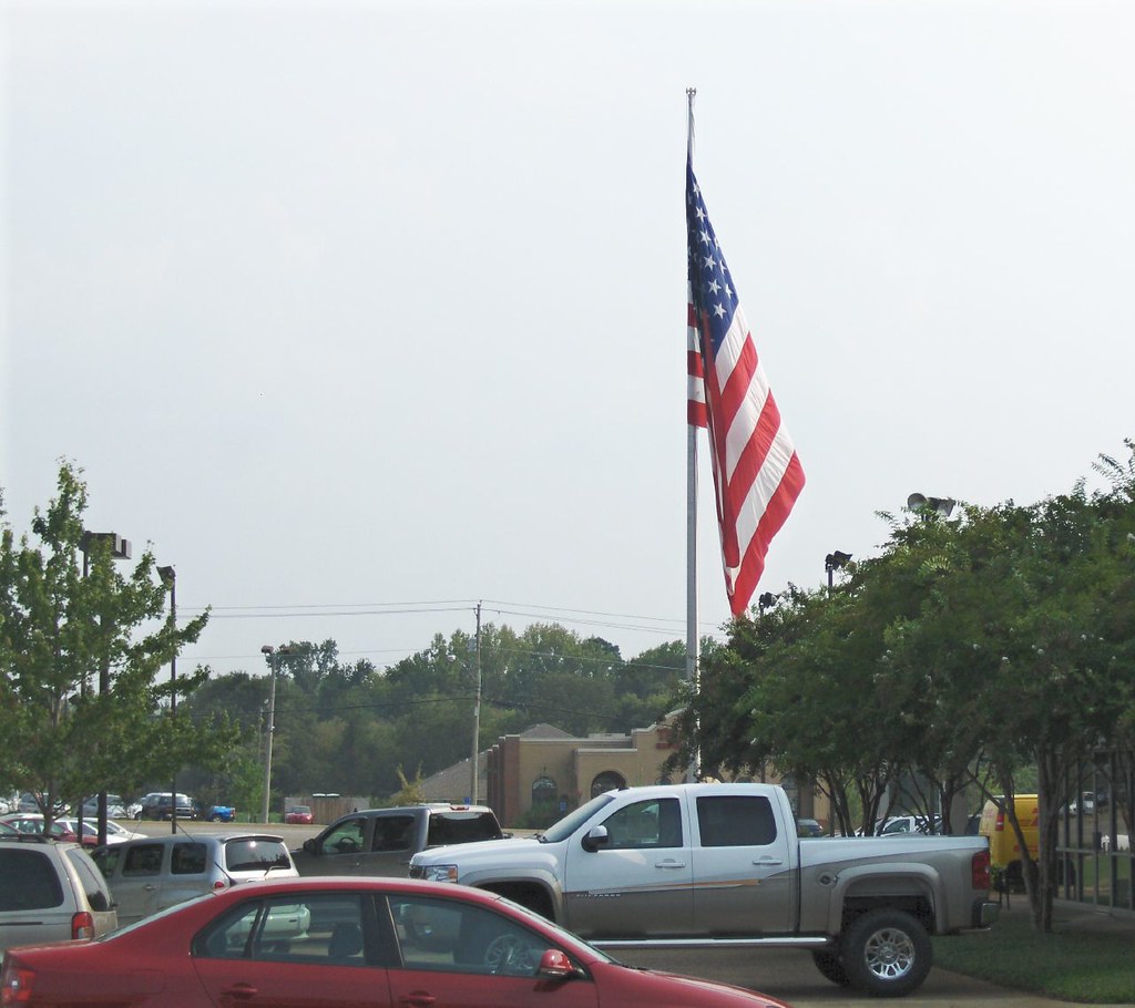 Flag at Larry Puckett Chevrolet Prattville, AL Aug 17, 2… Flickr