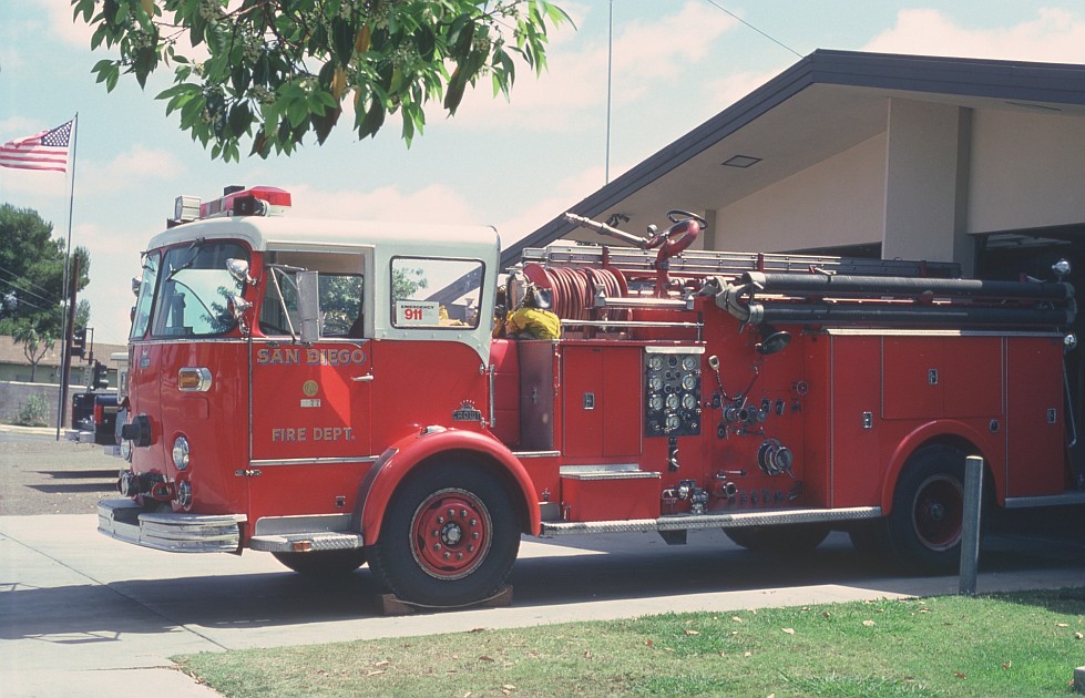 SDFD Eng 32 1967 Crown Firecoach 1250/400 | San Diego(CA) FD… | Flickr