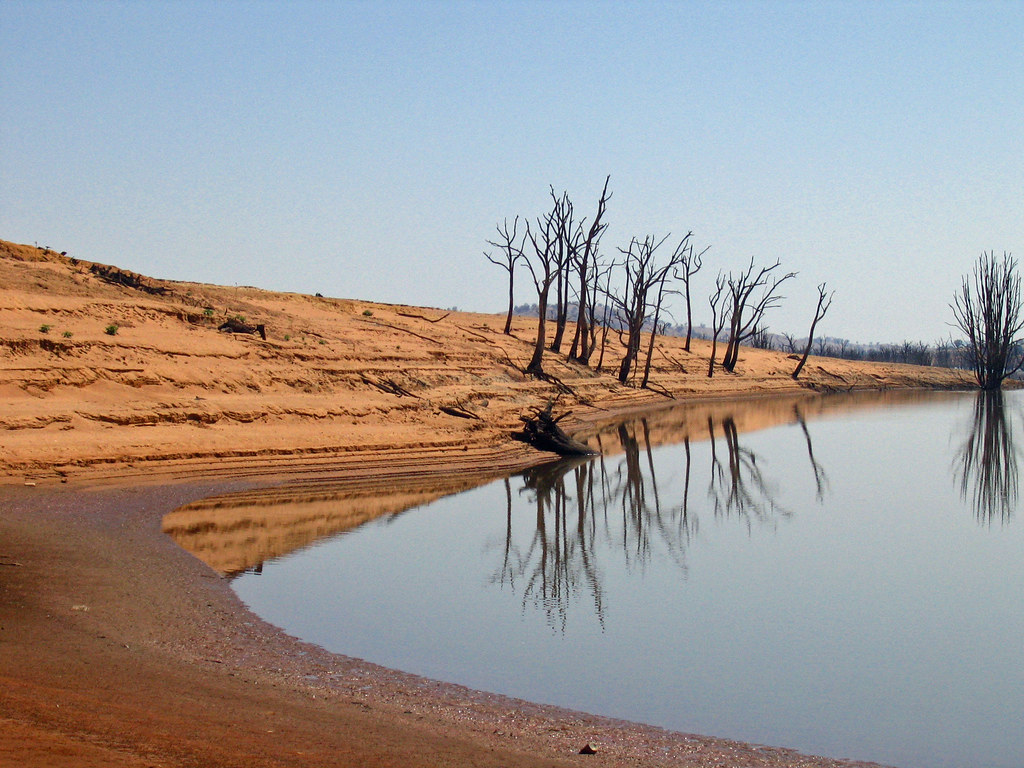 Lake Hume in drought_6523 View north to the weir Flickr