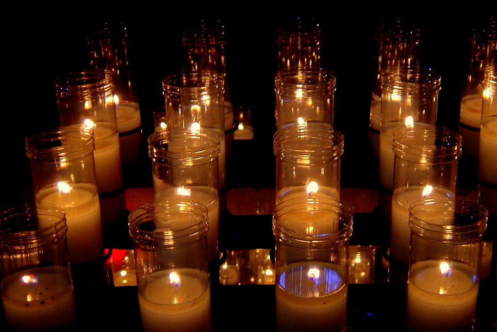 Velas Orando/Praying candles Velas en la Iglesia Candles… Flickr